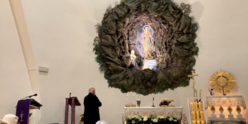 Il rito delle 15 visite alla Madonna di Lourdes, lunedì la benedizione delle mamme in attesa