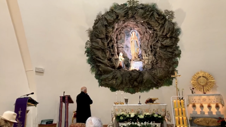 Il rito delle 15 visite alla Madonna di Lourdes, lunedì la benedizione delle mamme in attesa