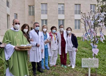 Giornata della vita a Ragusa: piantato un albero di mandorlo e benedetti i neonati e le mamme