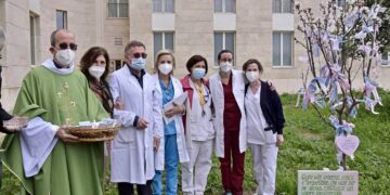 Giornata della vita a Ragusa: piantato un albero di mandorlo e benedetti i neonati e le mamme