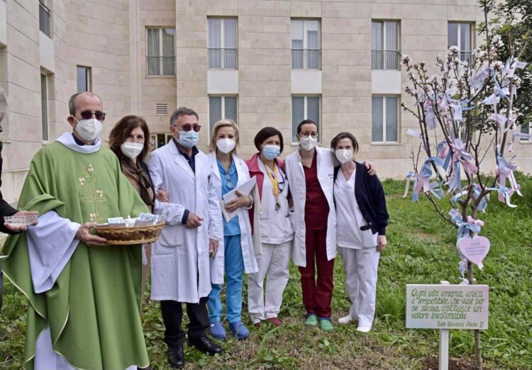 Giornata della vita a Ragusa: piantato un albero di mandorlo e benedetti i neonati e le mamme