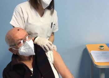 Vittoria: Orazio Buonafede, 100 anni, è uno dei siciliani più anziani ad essere stato vaccinato oggi