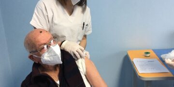 Vittoria: Orazio Buonafede, 100 anni, è uno dei siciliani più anziani ad essere stato vaccinato oggi