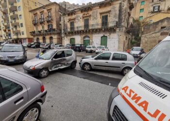 Modica: scontro fra due auto, ci sono feriti