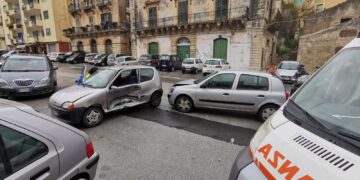 Modica: scontro fra due auto, ci sono feriti