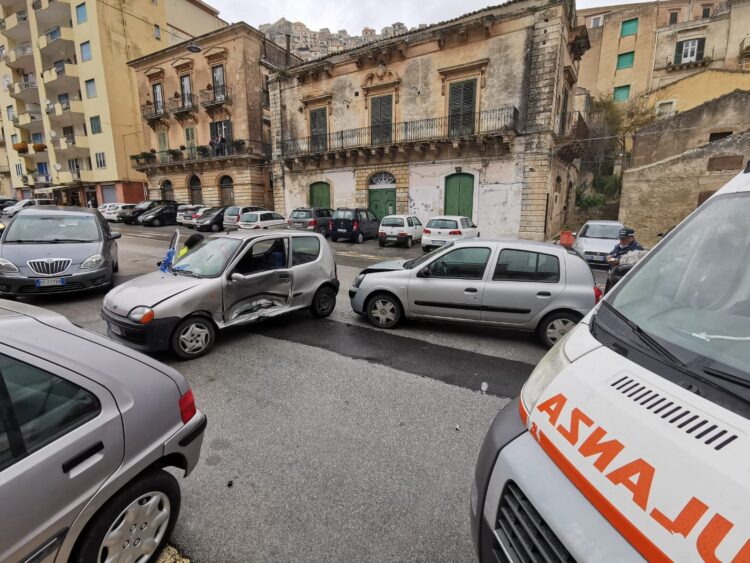 Modica: scontro fra due auto, ci sono feriti