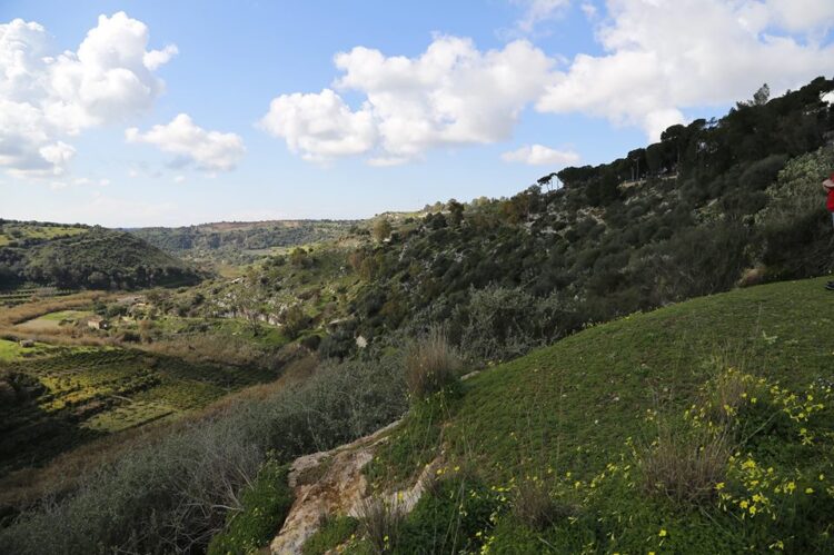 Vittoria, donna si perde nella valle dell’Ippari, salvata dalla polizia