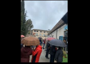 On. Nello Dipasquale, disagi in alcuni centri vaccinali della Sicilia, la gente aspetta sotto la pioggia: “E’ vergognoso quanto sta accadendo in questi giorni”
