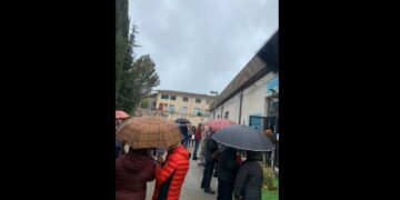 On. Nello Dipasquale, disagi in alcuni centri vaccinali della Sicilia, la gente aspetta sotto la pioggia: “E’ vergognoso quanto sta accadendo in questi giorni”