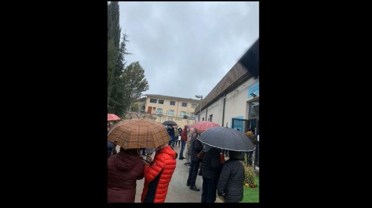 On. Nello Dipasquale, disagi in alcuni centri vaccinali della Sicilia, la gente aspetta sotto la pioggia: “E’ vergognoso quanto sta accadendo in questi giorni”
