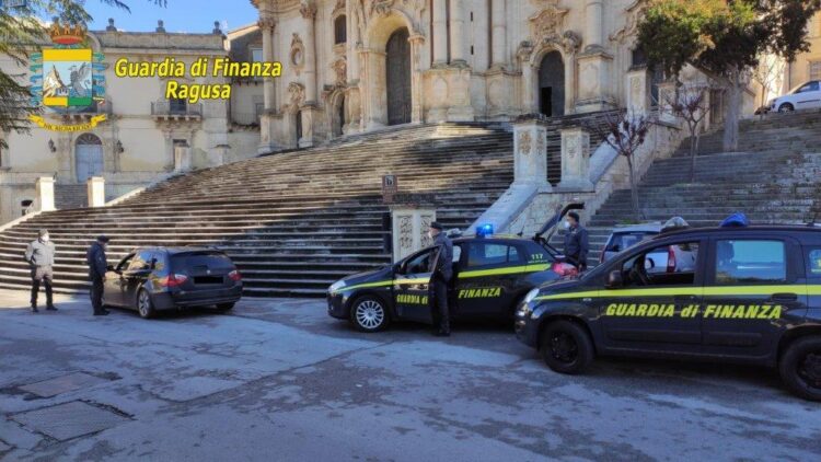 Modica: multati 7 avventori e chiuso un bar