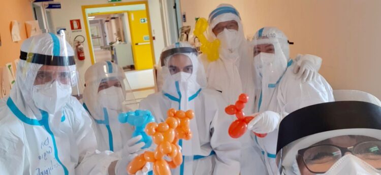 All’ospedale di Ragusa, conclusi i festeggiamenti per San Giuseppe con il dono dei leoncini, simbolo di forza, agli operatori e ai malati