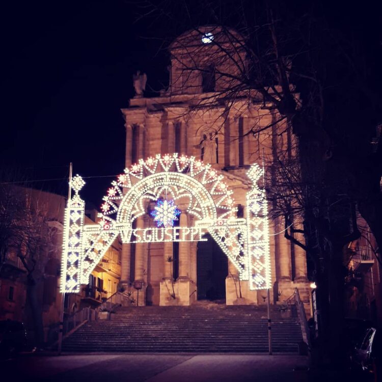 Con le luminarie in piazza, prende il via la festa del Patriarca San Giuseppe a Ragusa
