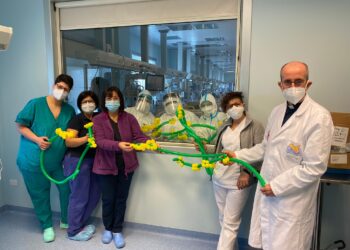 Mimose in dono per le operatrici sanitarie del Giovanni Paolo di Ragusa