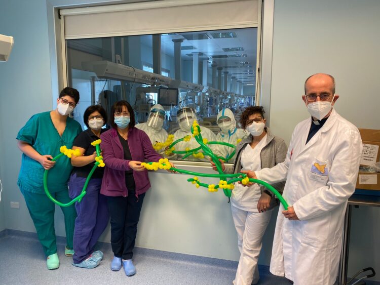 Mimose in dono per le operatrici sanitarie del Giovanni Paolo di Ragusa