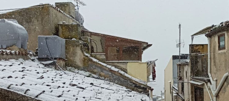 Neve nei maggiori Comuni delle Alte Madonie. Scuole chiuse a Gangi e Geraci Siculo