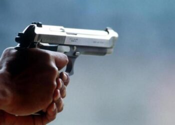 Ragusa: minaccia due poliziotti con una pistola, arrestato