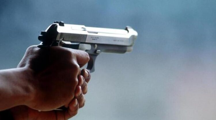 Ragusa: minaccia due poliziotti con una pistola, arrestato