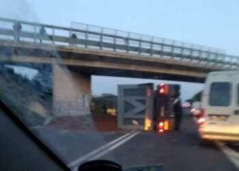 Camion carico di sabbia si ribalta sulla Ragusa-Catania, all’altezza di contrada Coffa/Dicchiara