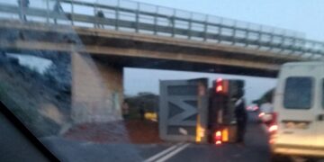 Camion carico di sabbia si ribalta sulla Ragusa-Catania, all’altezza di contrada Coffa/Dicchiara