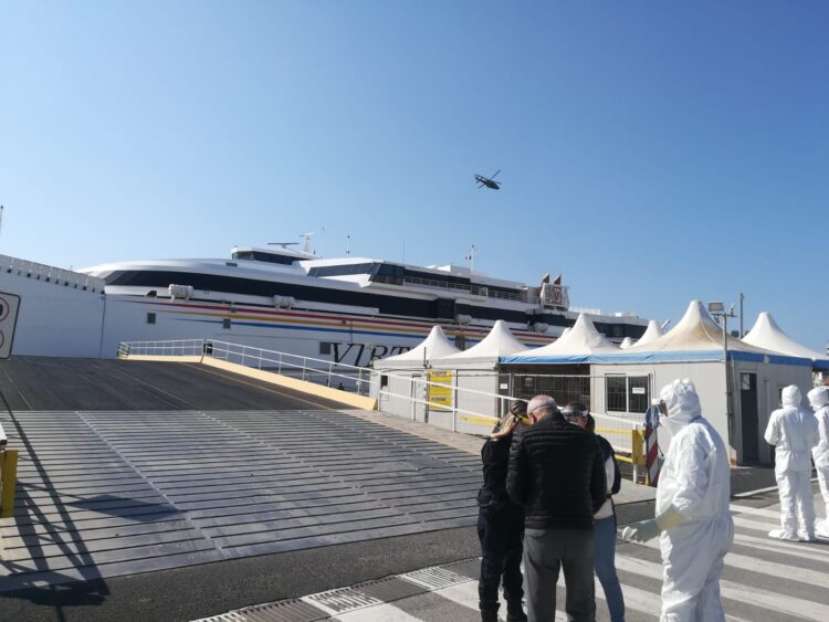 Pozzallo: tenta di imbarcarsi per Malta con passaporti falsi. Arrestato