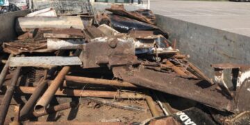 Siracusani trovati nelle campagne di Modica con un camion pieno di materiale ferroso trasportato senza licenza