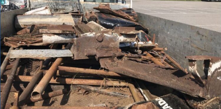 Siracusani trovati nelle campagne di Modica con un camion pieno di materiale ferroso trasportato senza licenza