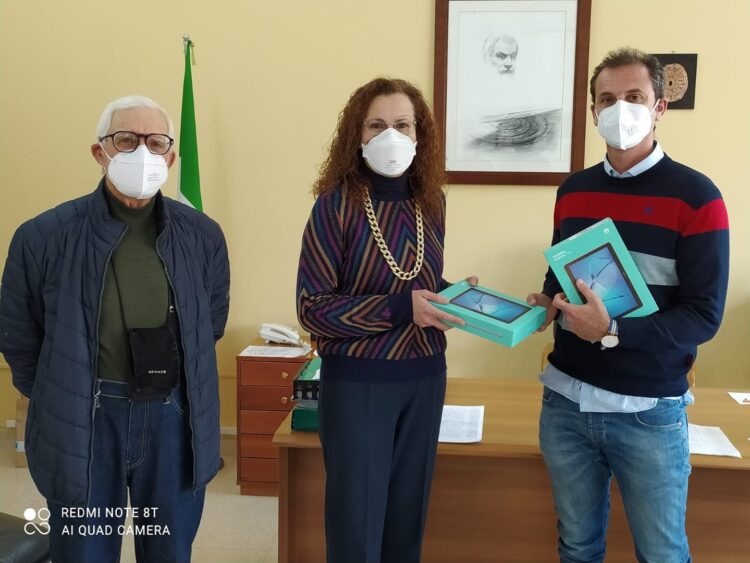 Scicli: il Rotary regala due tablet agli studenti dell’istituto Vittorini