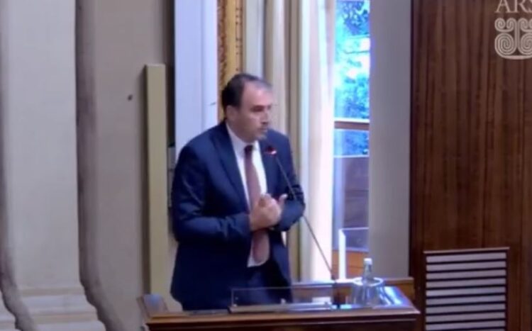 Regione Siciliana, la maggioranza di Musumeci in difficoltà imbavaglia l’opposiozione: tolta la parola al deputato Dipasquale!