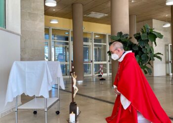 Momenti di intensa preghiera negli ospedali ragusani