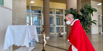 Momenti di intensa preghiera negli ospedali ragusani