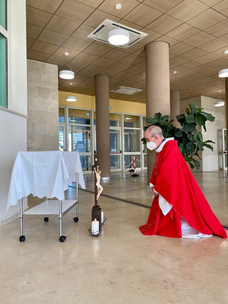 Momenti di intensa preghiera negli ospedali ragusani