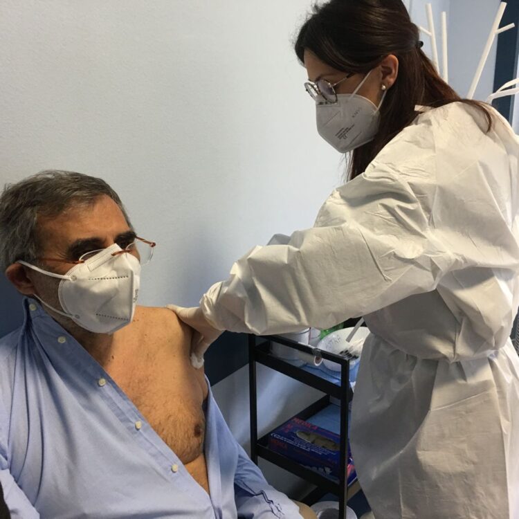 Fine settimana porte aperte vaccino AstraZeneca: Primo giorno grande affluenza di persone negli hub dell’Asp di Ragusa