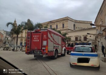 Tanti interventi dei vigili del fuoco in provincia a causa del forte vento: a Comiso, divelto l’orologio del palazzo comunale