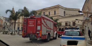 Tanti interventi dei vigili del fuoco in provincia a causa del forte vento: a Comiso, divelto l’orologio del palazzo comunale