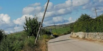 Chiaramonte: palo della luce rischia di cadere in contrada Poggio Gallo
