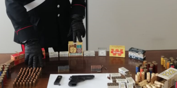 Modica. andava in giro armato e deteneva un arsenale, arrestato