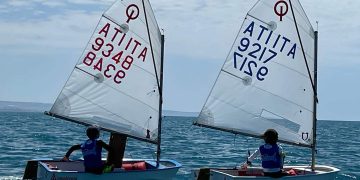 Vela: sole e vento hanno caratterizzato ieri la prima giornata della seconda tappa del trofeo Kinder joy of moving nello specchio d’acqua antistante Caucana