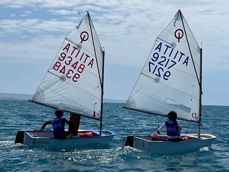 Vela: sole e vento hanno caratterizzato ieri la prima giornata della seconda tappa del trofeo Kinder joy of moving nello specchio d’acqua antistante Caucana