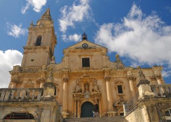 I riti di preparazione della Pentecoste in cattedrale a Ragusa
