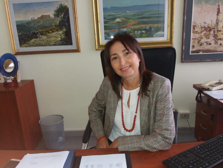 In due classi della scuola primaria, a Comiso e Ragusa, i bambini studiano, accanto alle materie curriculari, la lingua dei segni