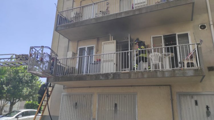 Fiamme in un appartamento a Ragusa: intervengono i vigili del fuoco