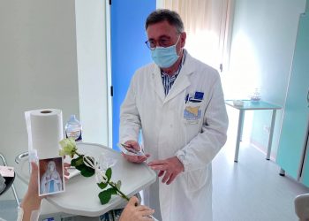 Una rosa bianca e l’immaginetta della Madonna di Lourdes alle mamme ospitate nel reparto di Ostetricia. L’iniziativa della Pastorale della Salute