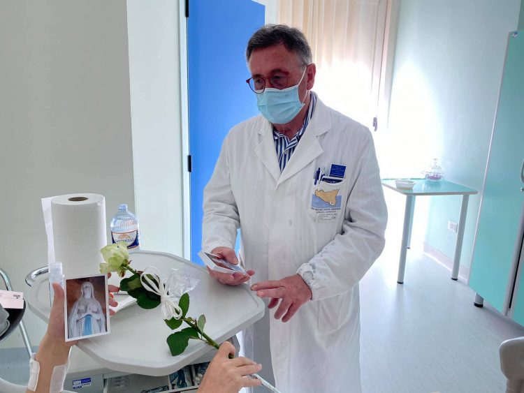 Una rosa bianca e l’immaginetta della Madonna di Lourdes alle mamme ospitate nel reparto di Ostetricia. L’iniziativa della Pastorale della Salute