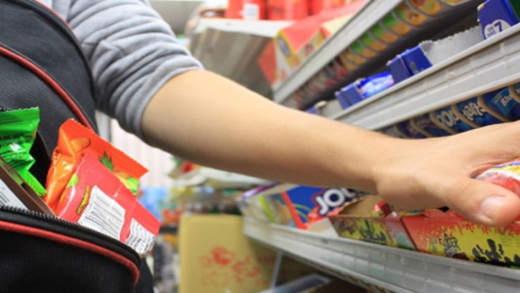 Comiso. Furti nei supermercati, arrestata ladra seriale.