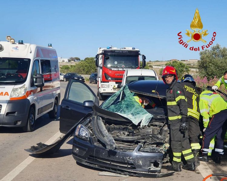 Incidente alle porte di Ragusa: scontro fra un furgone e un auto, ferito un ragazzo di 21 anni
