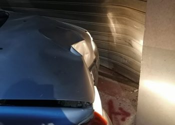 Incidente ieri sera a Chiaramonte, prima tampona auto in sosta poi va contro un garage. E’ successo in corso Kennedy