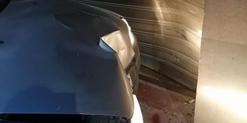 Incidente ieri sera a Chiaramonte, prima tampona auto in sosta poi va contro un garage. E’ successo in corso Kennedy