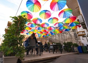 Gli ombrelli sospesi di via Garibaldi a Vittoria. L’installazione artistica di Francesco Iacono