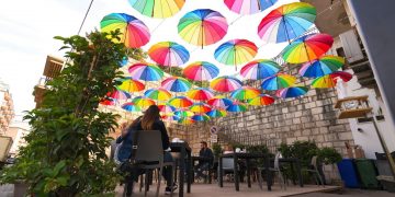 Gli ombrelli sospesi di via Garibaldi a Vittoria. L’installazione artistica di Francesco Iacono